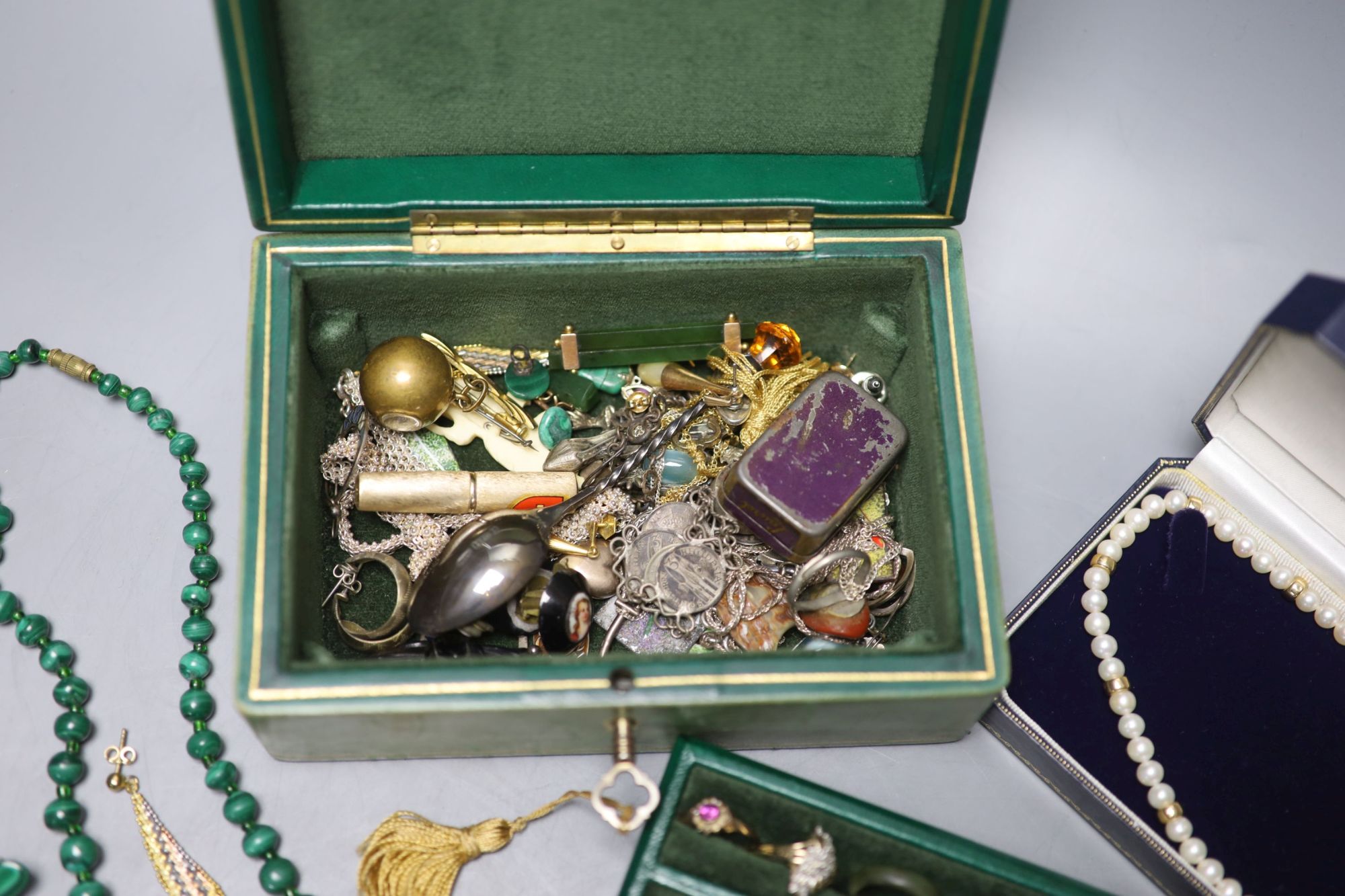 Assorted jewellery.